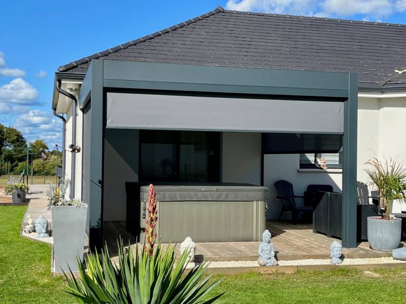 Pergola bioclimatique aluminium 4x4 avec stores motorisés à Canouville près de Dieppe Normandie