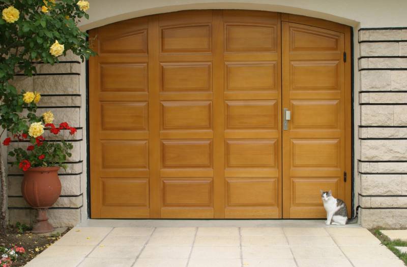 Installation de portes de garage avec portillon pour entreprises et particuliers à Yvetot 76