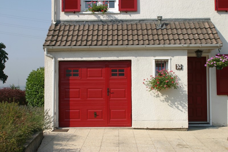 Installation d'une porte de garage sectionnelle avec portillon sur mesure à Puys proche de Dieppe 76