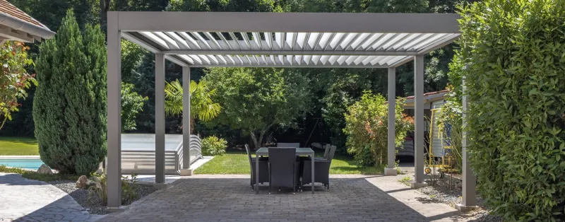 Menuisier pour pose d'une pergola bioclimatique aluminium Dieppe : Autoportée, adossée, entre-murs ou sans poteaux